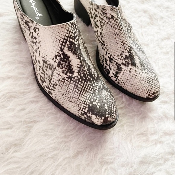 FAUX LEATHER SNAKE SKIN PRINT MULES BOOTIES CLOGS - SOCHI BLACK WHITE - SIZE 8 - Picture 3 of 7